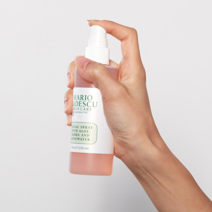 Mario Badescu Facial Spray 118 ml ansigtsmist med aloe og rosewater i en hånd der sprayer