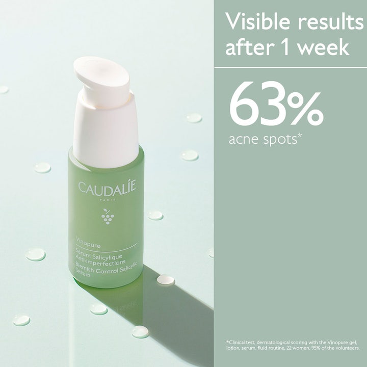 Caudalie Vinopure Blemish Control Salicylic Serum 30 ml mod urenheder i grøn glasflaske med hvid pumpe