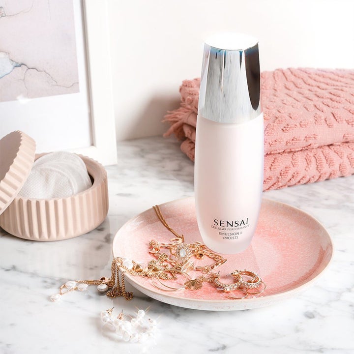 Sensai Cellular Performance Routine Emulsion II fugtgivende ansigtslotion i hvid flaske med sølvlåg