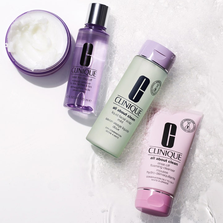 Clinique Take the Day off Makeup Remover 50 ml lilla flaske med makeupfjerner i hvidt renseskum og sæbebobler