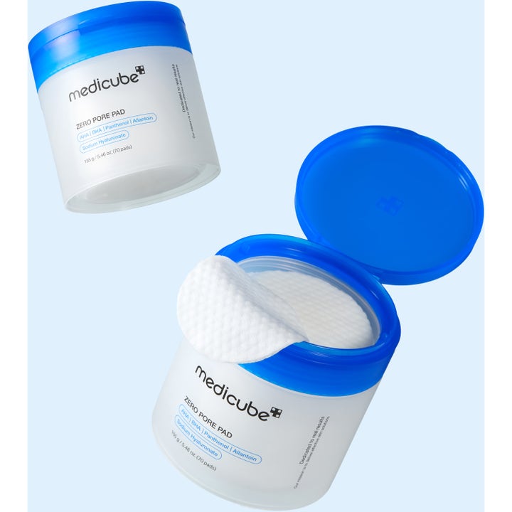 Medicube Zero Pore Pad 2.0 70 stk eksfolierende pads i hvid krukke med blåt låg og synlig tekstureret vatrondel