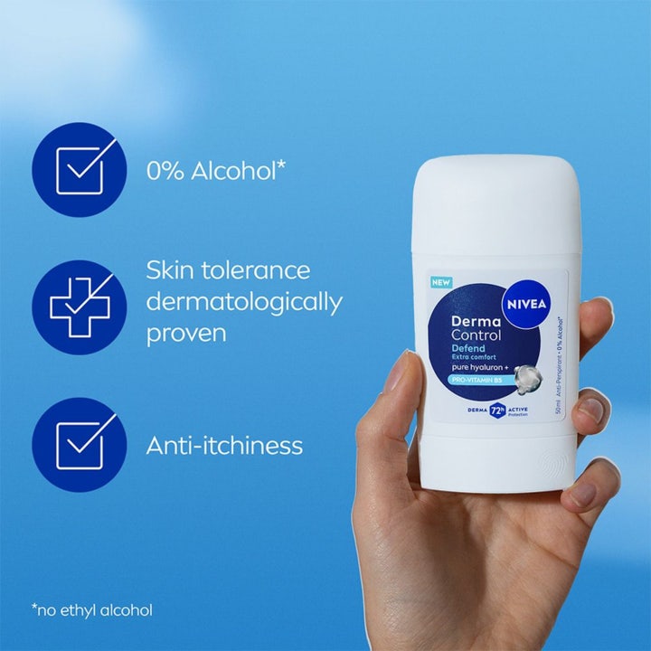 NIVEA Derma Control Defend 50 ml deo stick beskytter mod sved og lugt vist i brug under armen