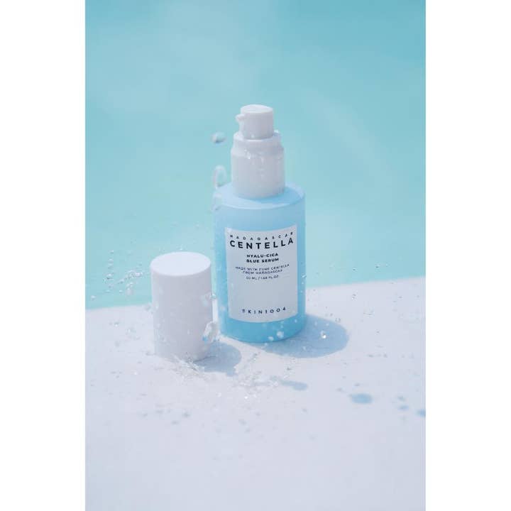 SKIN1004 Madagascar Centella Hyalu-Cica Blue Serum 50 ml fugtgivende ansigtsserum i lyseblå pumpeflaske med vandstænk
