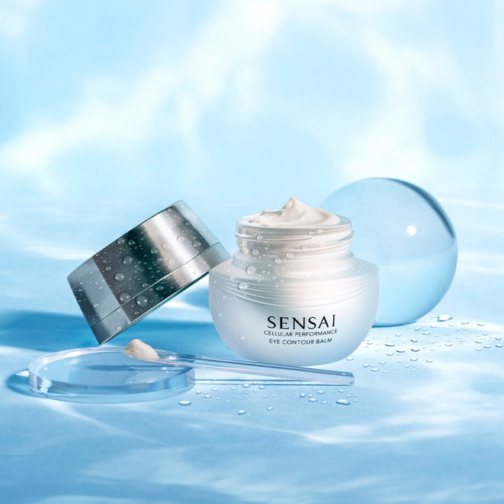 Sensai Cellular Performance Eye Contour Balm 15 ml fugtgivende øjencreme i hvid krukke med sølvlåg og vand.