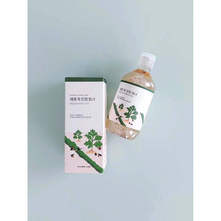 Round Lab Mugwort Calming Toner 300 ml beroligende toner i klar flaske og hvid æske med grønne planter.