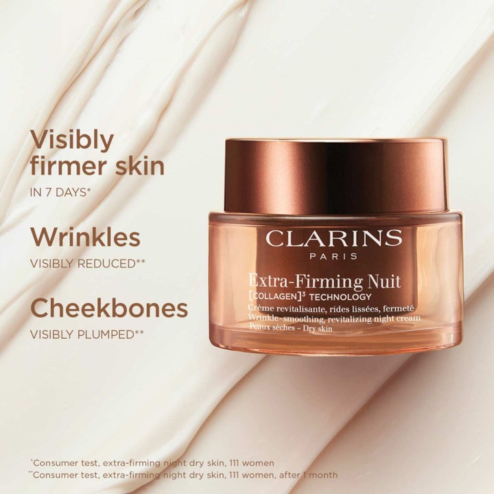 Clarins Extra-Firming Nuit 50 ml natcreme i bronzefarvet krukke mod hvid tekstur giver synligt fastere hud.