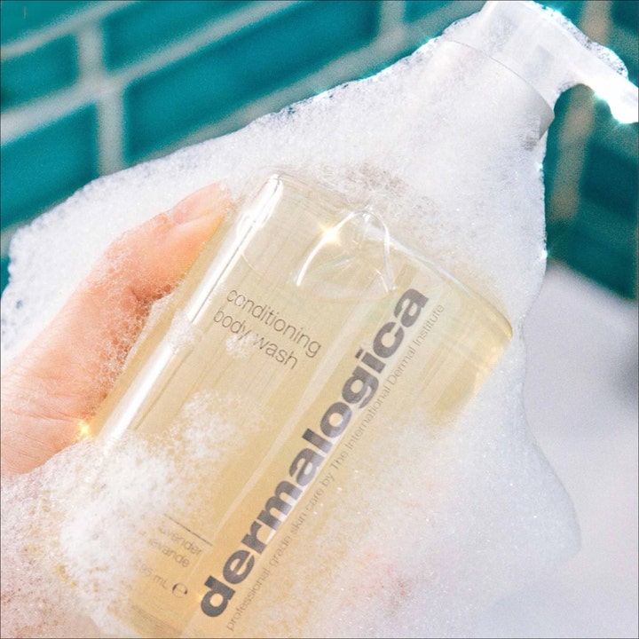 Dermalogica Conditioning Body Wash 295 ml fugtgivende bodyshampoo i gennemsigtig flaske dækket af hvidt skum