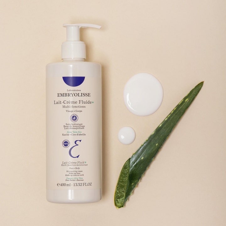 Embryolisse Lait-Crème Fluid+ 400 ml fugtgivende ansigtscreme i pumpeflaske med hvid tekstur og aloe vera-blad