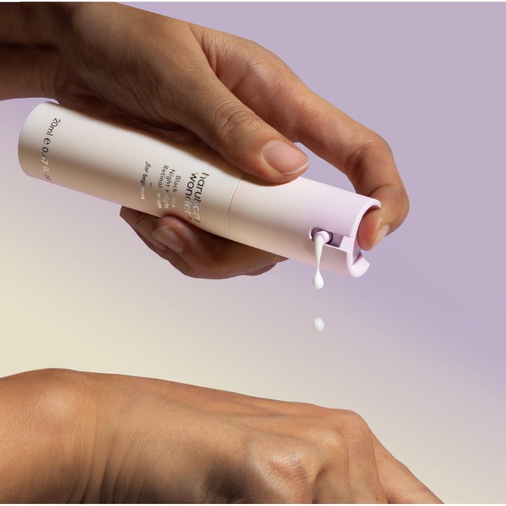 haruharu wonder Black Rice Night Knight Retinol Serum 20 ml hudfornyende serum påføres fra hvid pumpeflaske