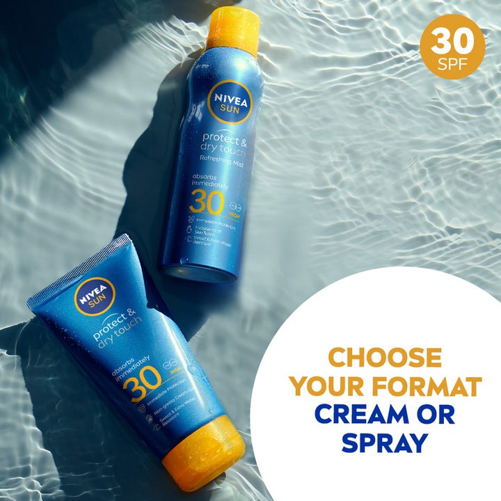 NIVEA Protect & Dry Touch SPF30 200 ml solcreme og spray på vandoverflade der giver hurtigabsorberende beskyttelse.