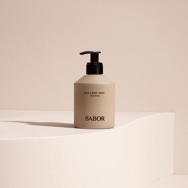 Babor Soul & Body Wash 250 ml beroligende duschtvål i en stilren beige flaske med praktisk sort pumpe.