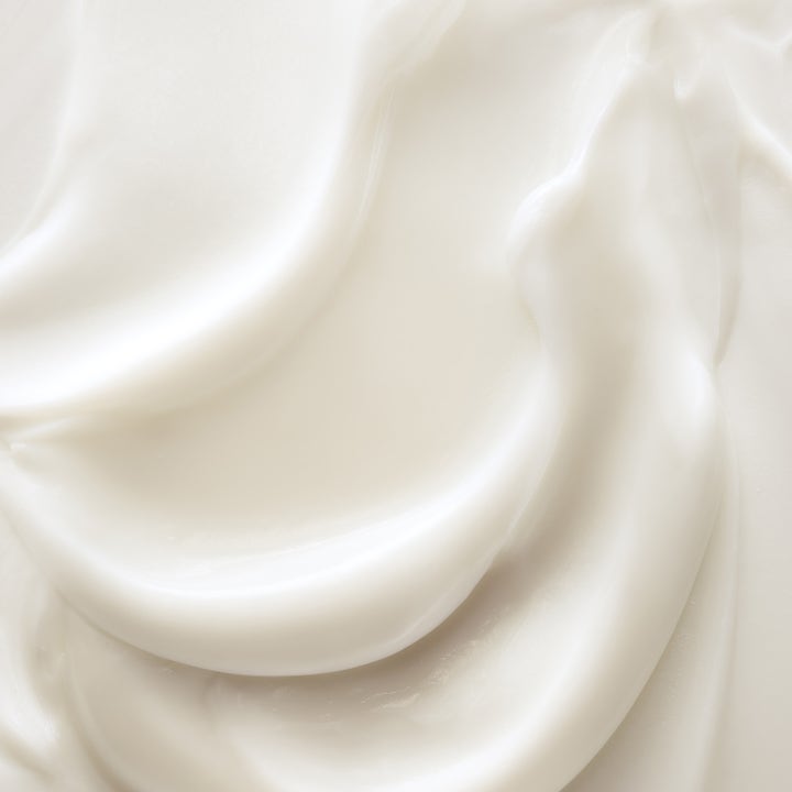 Sensai Total Form Expert Cream 50 ml opstrammende ansigtscreme med en rig og silkeagtig hvid tekstur i bløde bølger.