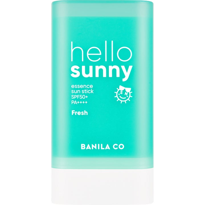 Banila Co Hello Sunny Essence Sun Stick SPF50+ Fresh solstift i turkis emballage med hvid bund der beskytter huden