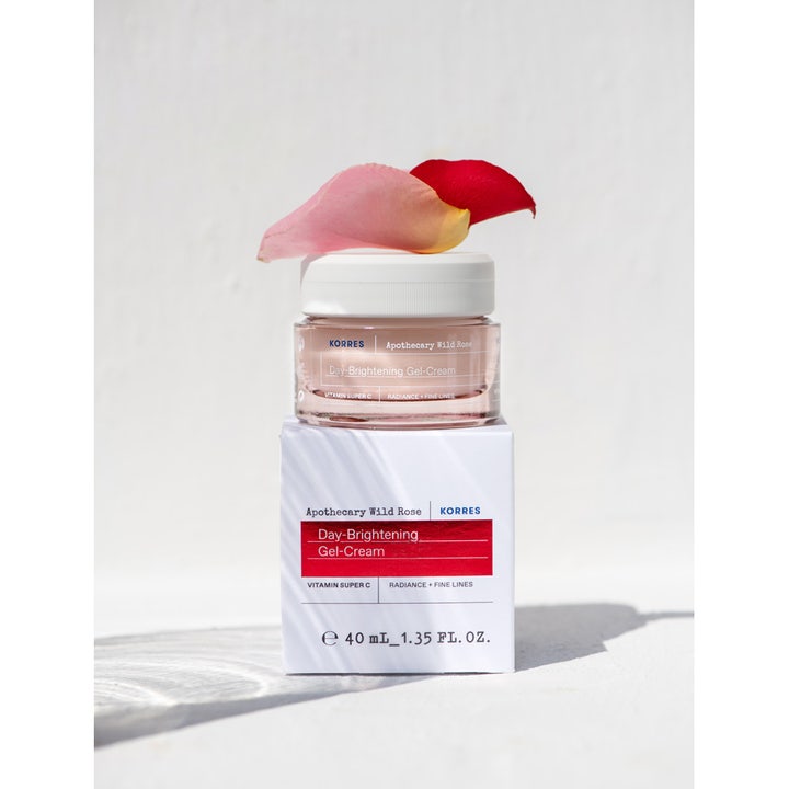 KORRES Wild Rose Day-Brightening Gel-Cream 40 ml er en glødgivende dagcreme i glaskrukke pyntet med rosenblade