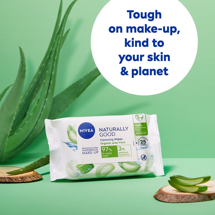 NIVEA Naturally Good Wipes 25 stk makeupfjerner med økologisk aloe vera i hvid pakke foran friske aloe vera-blade