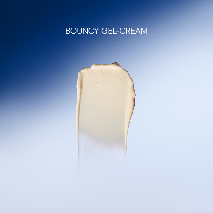 Elemis Pro-Collagen Overnight Matrix 50 ml natcreme med en cremet og fyldig lysegul bouncy gel-cream tekstur.