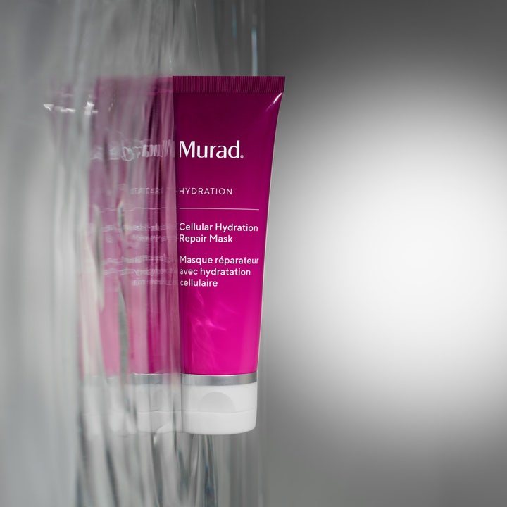 Murad Cellular Hydration Repair Mask 80 ml fugtgivende ansigtsmaske i lilla tube vist med en bølget refleksion