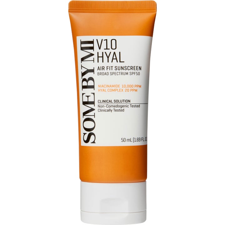 Some By Mi V10 Hyal Air Fit Sunscreen 50 ml SPF50 solcreme med niacinamid i en orange tube med hvidt låg