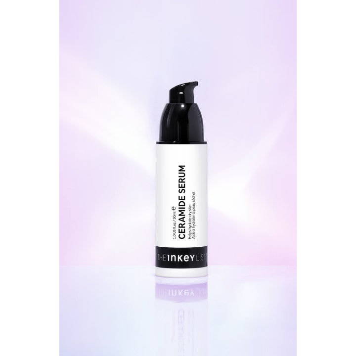 The INKEY List Ceramide Serum 30 ml fugtgivende serum i hvid flaske med sort pumpe på lilla baggrund
