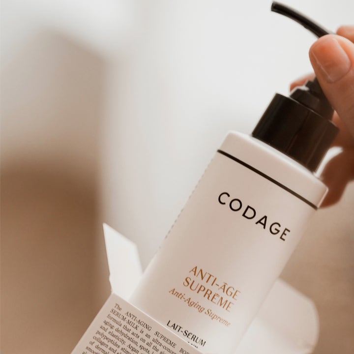Codage Paris The Body Serum Milk 150 ml anti-aging bodylotion i hvid flaske med sort pumpe der løftes fra æsken