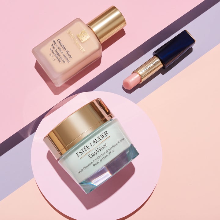 Estée Lauder DayWear 30 ml fugtgivende dagcreme i krukke med foundation og læbeprodukt på lyserød baggrund