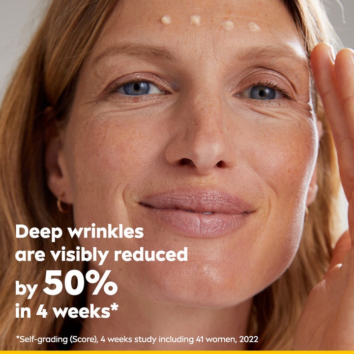 NIVEA Q10 Power Expert Wrinkle Filler Serum 15 ml reducerer rynker med 50 % vist på kvinde med serum i panden.