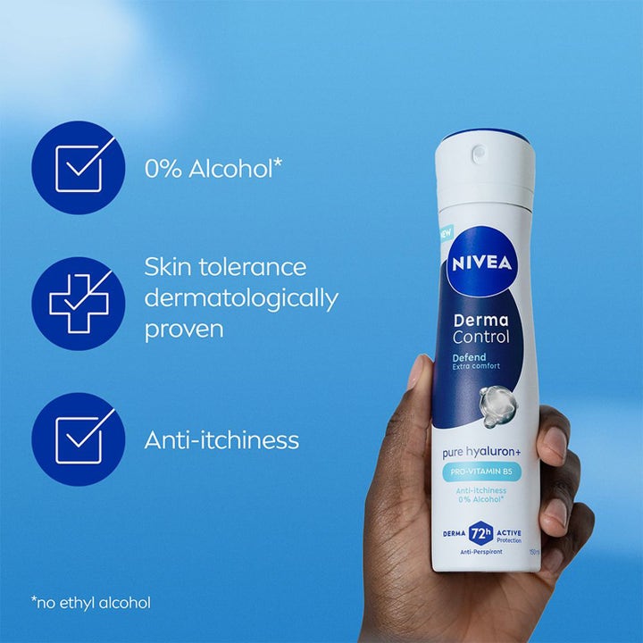 NIVEA Derma Control Defend 150 ml antiperspirant spray mod kløe med 0% alkohol og hyaluron holdes i hånden