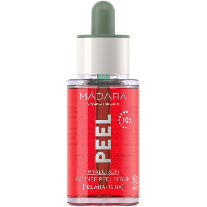 Mádara Hyaluron Intense Peel Serum eksfolierende serum med rød væske i glasflaske med hvid og grøn pipette