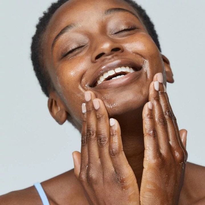 Dermalogica PreCleanse 150 ml renseolie masseres ind i ansigtet på en smilende kvinde for ren og glødende hud