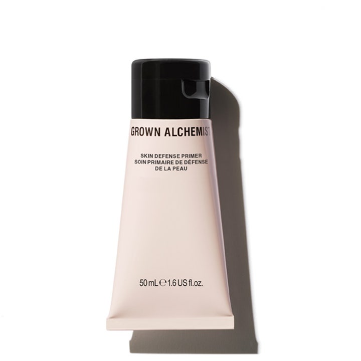 Grown Alchemist Skin Defense Primer 50 ml beskyttende ansigtsprimer i lyserød tube med sort låg