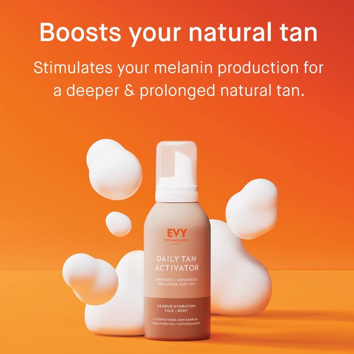 EVY Technology Daily Tan Activator fugtgivende mousse der forlænger farven omgivet af hvide skumskyer.