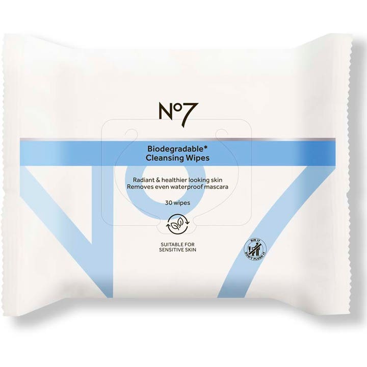 No7 Biodegradable Cleansing Wipes 30 stk renseservietter der fjerner makeup i hvid indpakning med blå detaljer