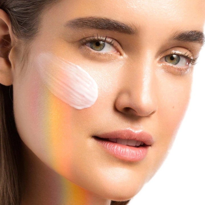 Dermalogica Prisma Protect SPF30 50 ml fugtgivende solcreme til ansigtet vist som hvid tekstur på kind med lysrefleks