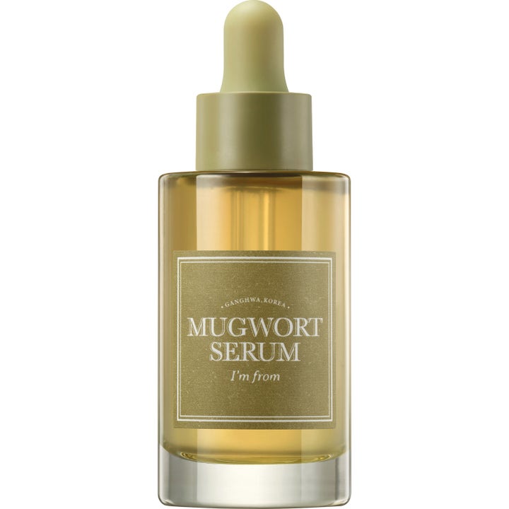 I'm from Mugwort Serum 30ml beroligende ansigtsserum i en glasflaske med gylden væske og olivengrønt pipettelåg