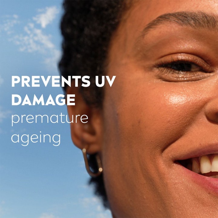 NIVEA Q10 Power Firming Day Cream 50 ml dagcreme forebygger UV-skader vist på smilende kvinde mod en blå himmel.