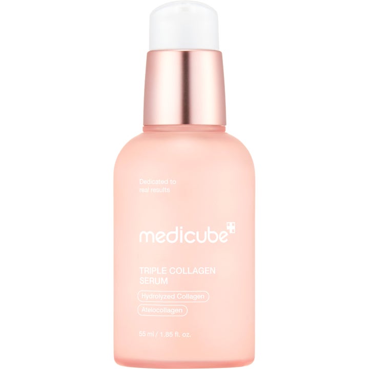 Medicube Triple Collagen Serum 55 ml fugtgivende serum i frostet lyserød glasflaske med elegant rosa guld pumpe.