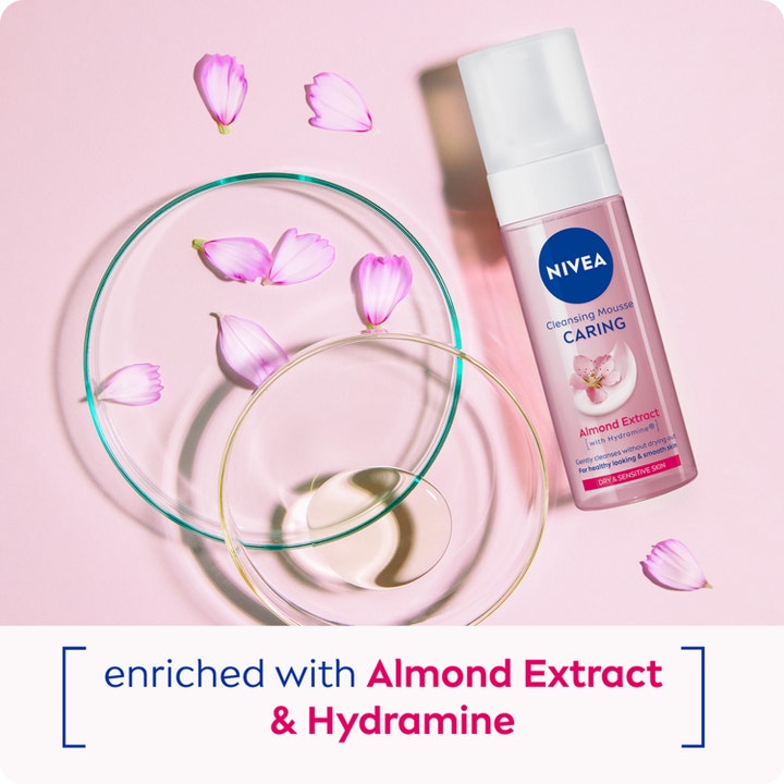 NIVEA Cleansing Mousse Caring 150 ml renseskum med mandelekstrakt og lyserøde blomsterblade
