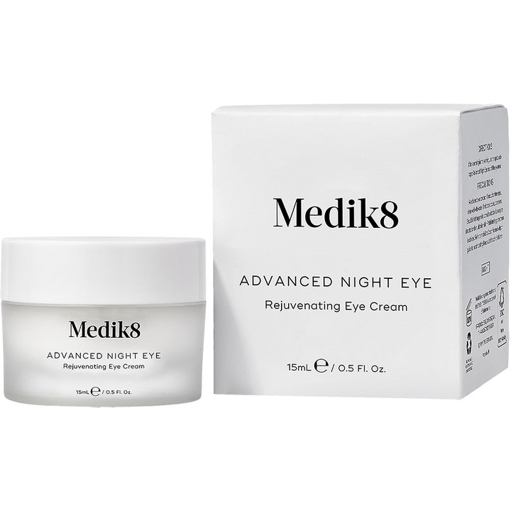 Medik8 Advanced Night Eye 15 ml foryngende øjencreme i frostet glaskrukke ved siden af hvid æske