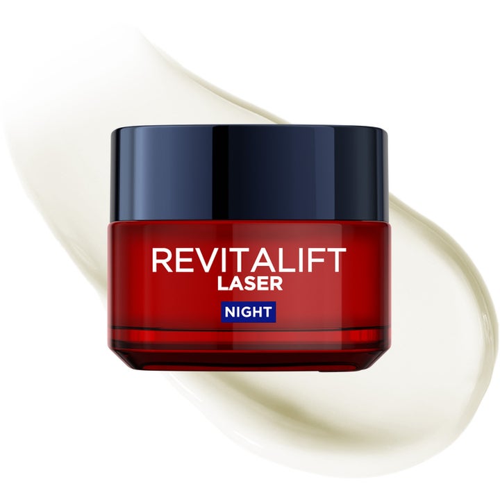 L'Oréal Paris Revitalift Laser 50 ml nattkrem i rød glaskrukke med hvid creme konsistens bagved