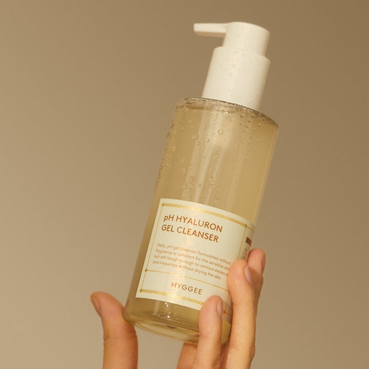 Hyggee Ph Hyaluron Gel Cleanser 200 ml fugtgivende rengøringsgel i klar flaske med hvid pumpe holdt af en hånd