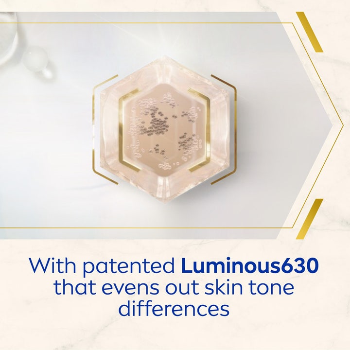 NIVEA LUMINOUS 630 Body Oil-Serum 100 ml udjævner hudtonen vist med tekstur og bobler i en gylden sekskantet form