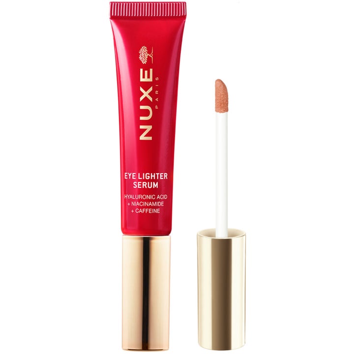 Nuxe Eye Lighter Serum 15ml lysende øjenserum i rød tube med guldlåg og beige tekstur på applikatorspidsen