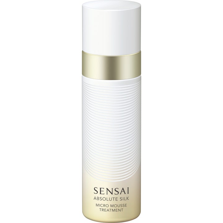 Sensai Absolute Silk Micro Mousse Treatment 90ml der giver fugt i hvid flaske med bølgeformet tekstur og guldring