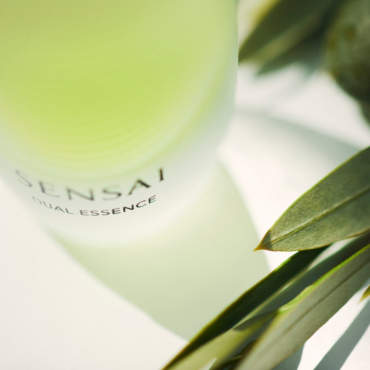 Sensai Dual Essence 30 ml fugtgivende essence i frostet glas med lysegrøn væske og friske blade