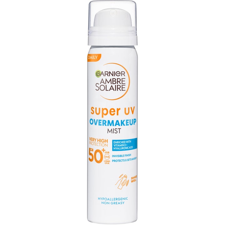 Garnier Ambre Solaire Super UV Overmakeup Mist SPF 50 solspray i hvid sprayflaske med et gennemsigtigt låg