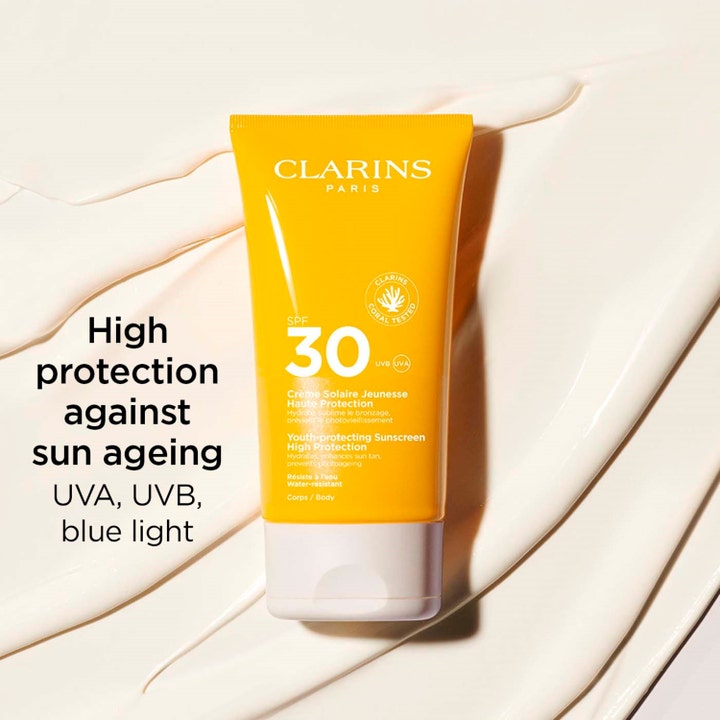 Clarins Youth-protecting Sunscreen SPF30 Body 150 ml solcreme mod solaldring i gul tube på hvid cremet tekstur