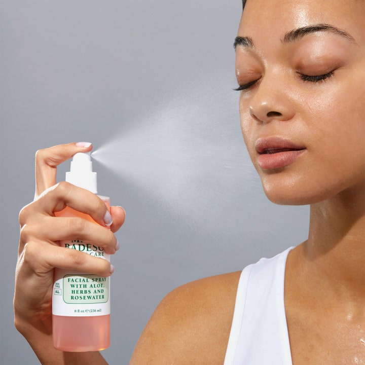 Mario Badescu Facial Spray Aloe, Herbs &amp; Rosewater 59 ml fugtgivende face mist sprayes på ansigtet for frisk glød.