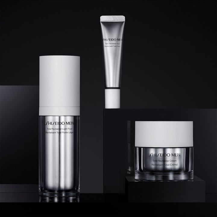 Shiseido Men Total Revitalizer Eye 15 ml opstrammende øjencreme i en sølvfarvet tube på mørke podier