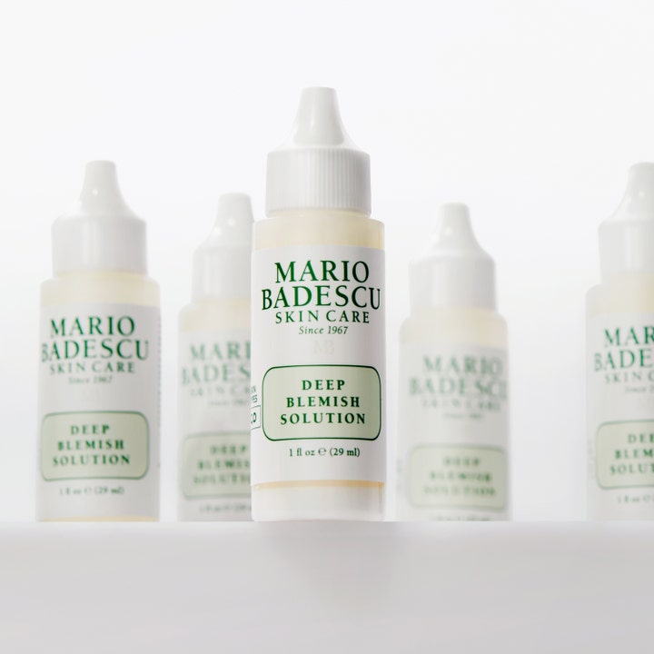 Mario Badescu Deep Blemish Solution 29 ml spot treatment mod urenheder vist i flere hvide flasker med præcisionstip