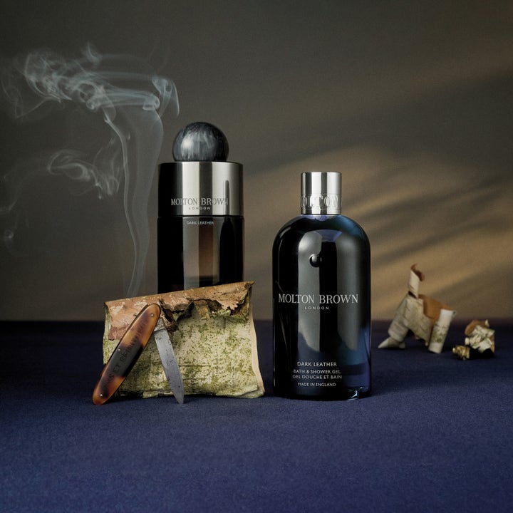 Molton Brown Dark Leather Bath & Shower Gel 300 ml intens showergel i mørk flaske med røg og birkebark